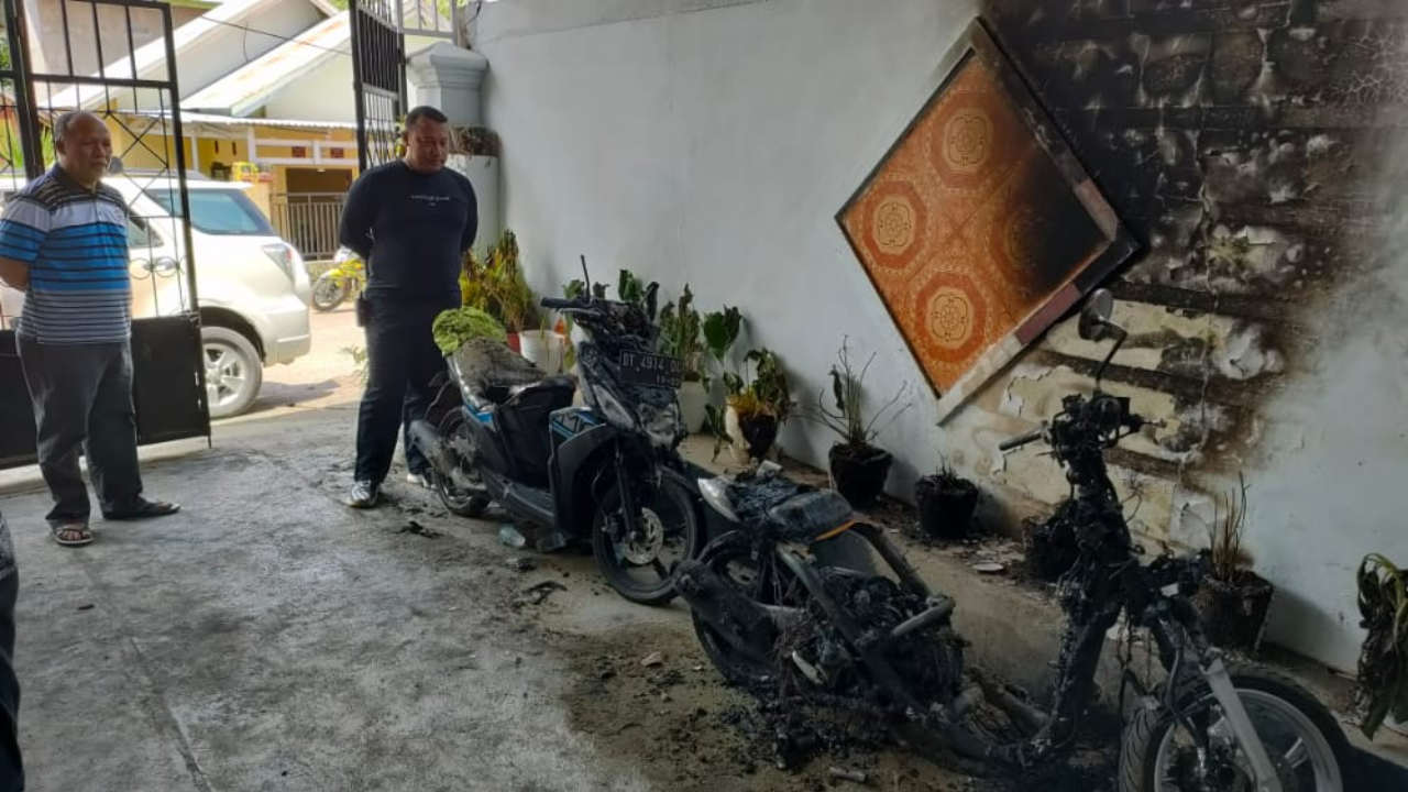 Pihak kepolisian Kota Baubau ketika meninjau kenderaan bermotor yang hangus dibakar. Foto: Ist