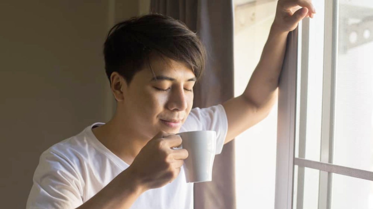 Minum kopi bisa membawa manfaat bila memperhatikan waktu minum kopi yang tepat. Foto: Repro hellosehat.com