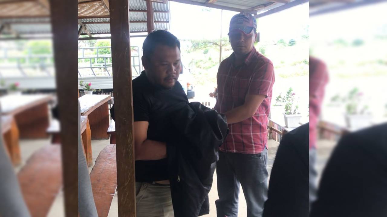 Pelaku (kaus hitam) ketika diamankan petugas kepolisian di Kabupaten Tanah Karo.(Humas Polsek Percut Sei Tuan).