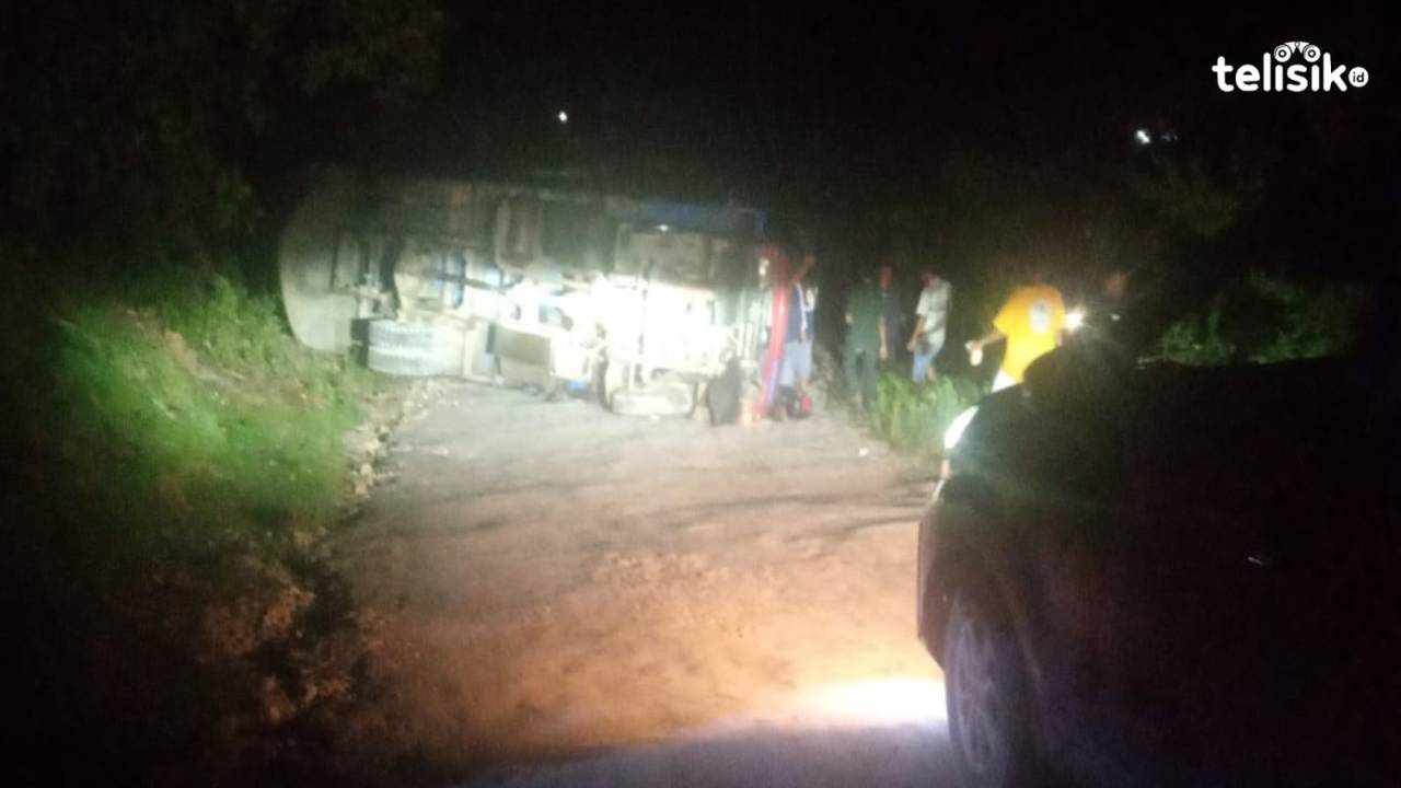 Kondisi truk kecelakaan di tanjakan Desa Pongkowulu, Kecamatan  Kambowa, Kabupaten Buton Utara. Foto: Aris/Telisik