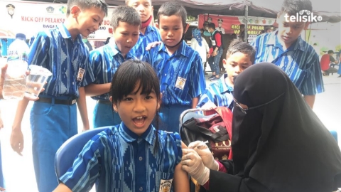 Siswa SDN 2 Kendari tampak antusias mengikuti vaksinasi COVID-19. Foto: Apriliana Suriyanti/Telisik