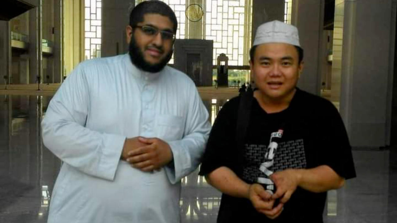 Seorang pria Tionghoa yang rela kehilangan jari demi jadi mualaf. Foto: Repro Facebook Abdul Wahab Saleem