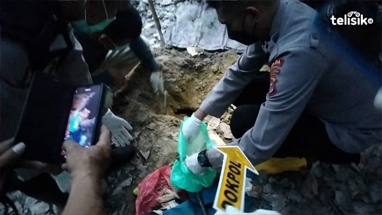 Proses evakuasi mayat bayi oleh pihak kepolisian yang dikuburkan di halaman belakang rumah warga, Foto: Andi May/Telisik