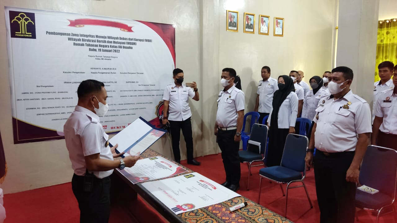 Ketgam: Kepala Rutan Kelas IIB Unaaha, Herianto saat membacakan deklarasi di depan pegawai. Foto: Ist