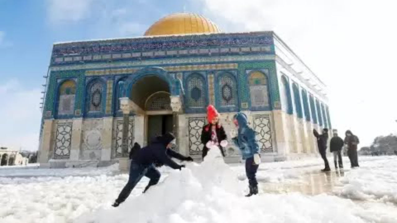 Anak-anak bermain salju di Yerusalem. Foto: Repro Reuters
