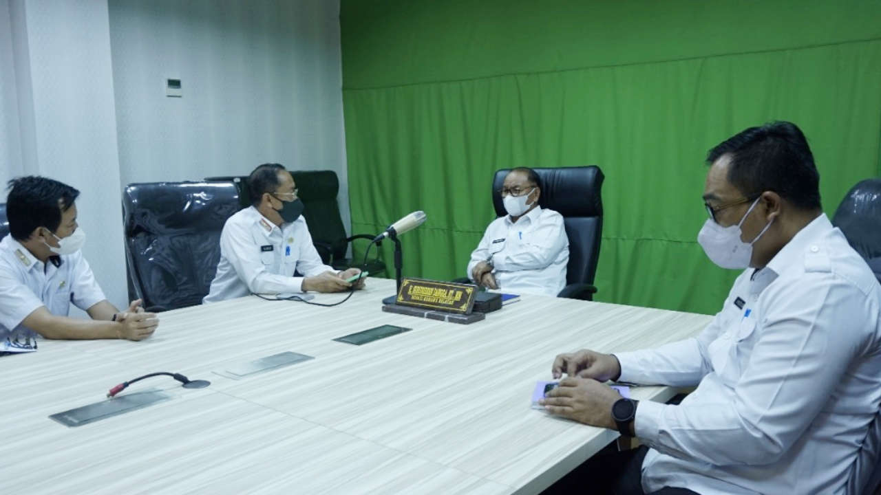 Di hadapan Bupati Konsel, Surunuddin Dangga dan Sekda, Sjarif Sajang, Kadis DPM-PTSP Konsel Drs I PUtu Darta (kanan) yang didampingi Plt Kadis Kominfo, Hidayatullah melaporkan hasil nilai investasi selama kurun waktu 2021. Foto: Ist