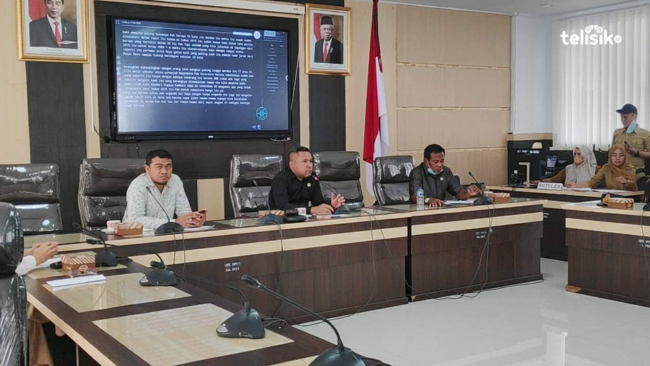 Ketua Komisi III DPRD Kota Kendari, LM Rajab Jinik (tengah) saat memimpin rapat. Foto : Ruliawan/Telisik