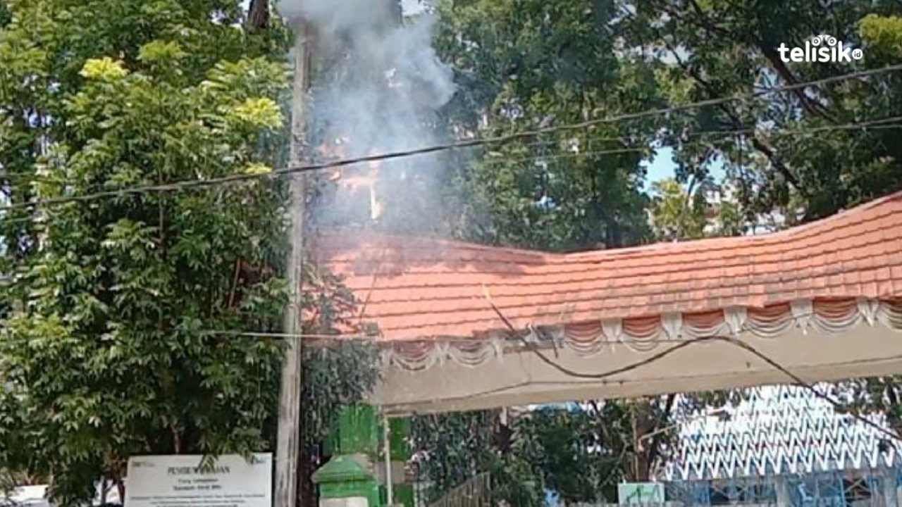 Situasi saat kabel listrik depan Kantor Wali Kota Kendari korslet. Foto: Musdar/Telisik