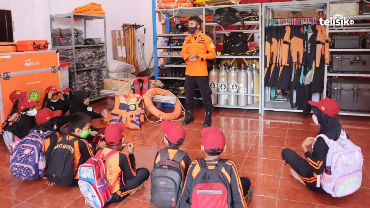 Tim Basarnas saat memperkenalkan alat penyelamatan kepada siswa SDN 32 Kendari. Foto: Via/Telisik