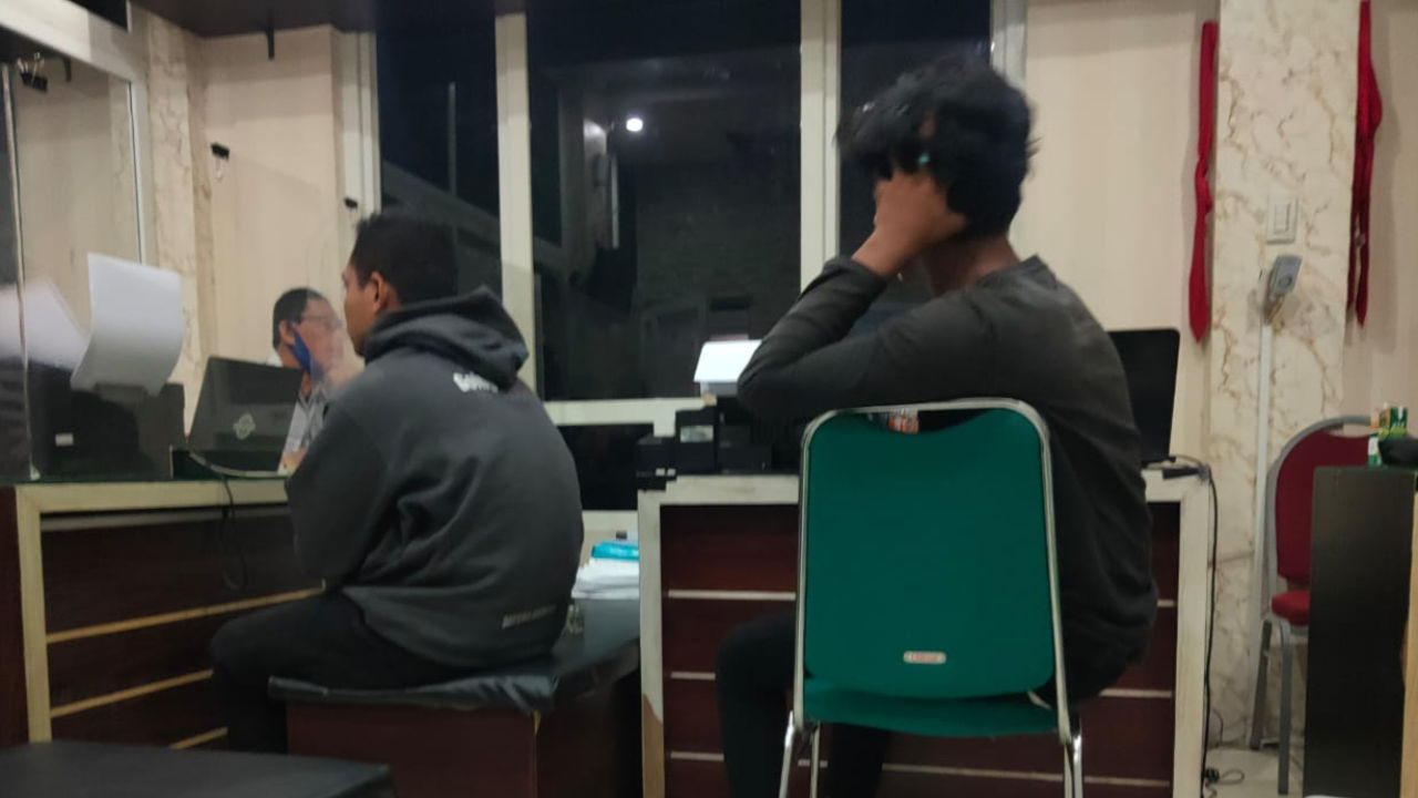 Kedua pelaku perdagangan satwa dilindungi ketika diperiksa petugas kepolisian. Foto: Dokumen BBKSDA Sumut