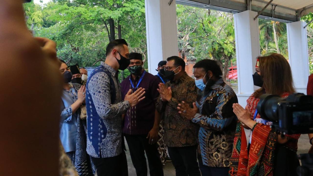 William Wandik bersama AHY. Foto: Ist.