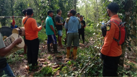 Tim SAR gabungan saat melakukan pencarian korban yang hilang di hutan kec. Poli-polia Koltim. Foto: Basarnas Kendari