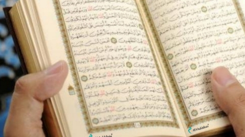 Al-Qur’an adalah sebaik-baik teman bercengkrama, ceritanya tidak membosankan, membaca dan mendengarkannya tidak menjenuhkan, bahkan tambah menarik jika diulang-ulang. Foto: Repro umattv.com