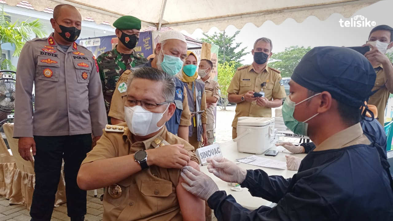 Wali Kota Kendari memulai vaksinasi booster. Vaksinasi perdana ini diikuti para pejabat di Kota Kendari. Foto: Sumarlin/Telisik