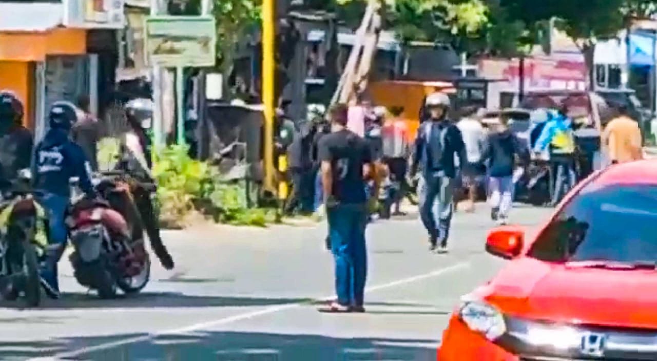 Diduga puluhan anggota TNI AD sedang berada di area pos Polantas Polres Sinjai, Sulsel. Foto: Tangkapan layar video