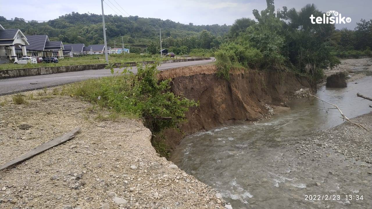 Kondisi jalan yang nyaris roboh akibat terkikis air sungai.  Foto: Deni Djohan/Telisik