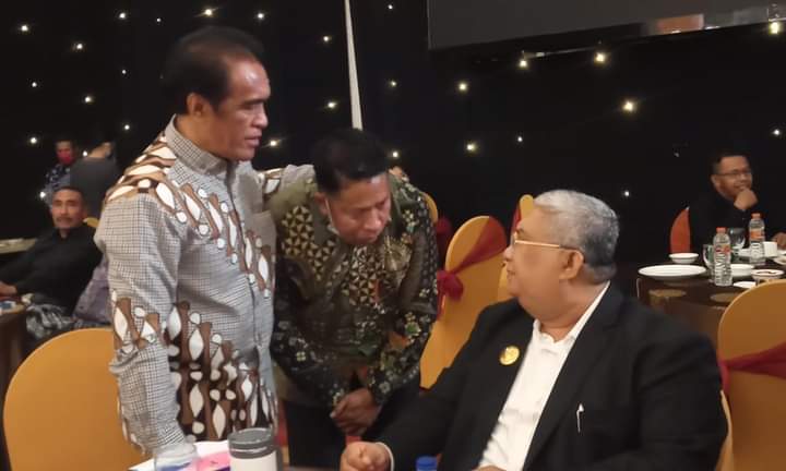 Gubernur Sultra, Ali Mazi (kanan/duduk), Wakil Bupati Butur, Ahali (tengah) dan Eks Komisioner Ombudsman RI, La Ode Ida (kiri). Foto: Ist