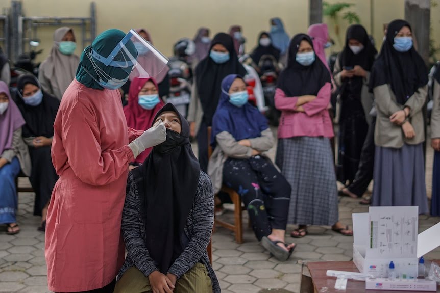 Pemeriksaan tes COVID-19 pada warga. Foto: Repro Antara