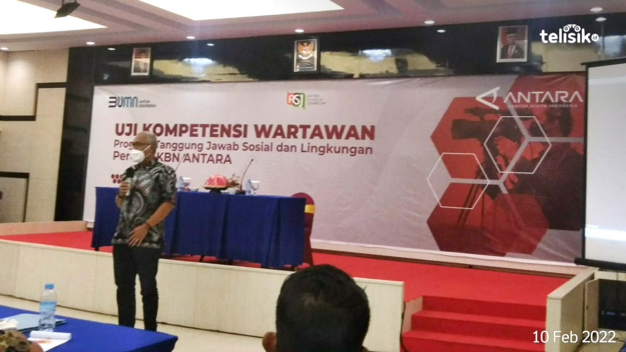 Direktur Pemberitaan Perum LKBN Antara, Drs. H. Akhmad Munir saat memberikan sambutan dalam UKW di Kendari. Foto: Fitrah/Telisik