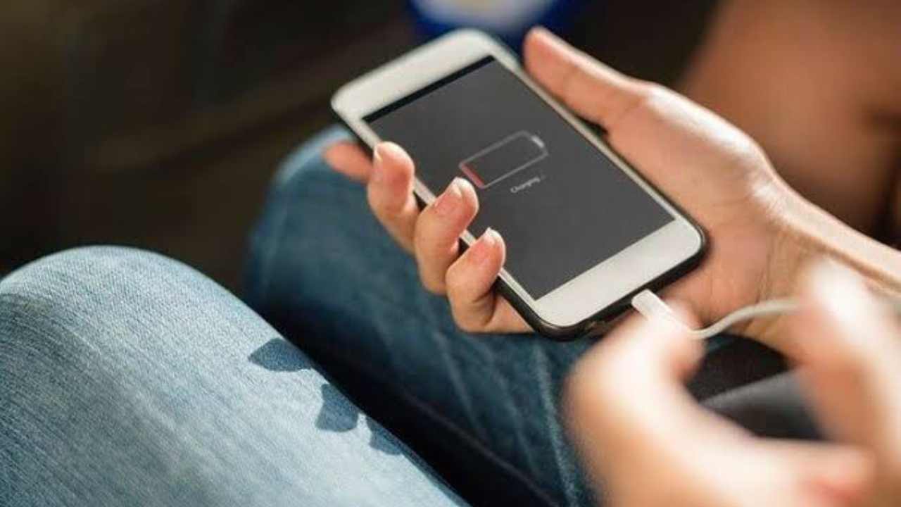 Agar baterai dan perangkat di handphone bisa awet dan panjang umur, kita perlu tahu cara mengatasinya. Foto: Repro ayobandung.com