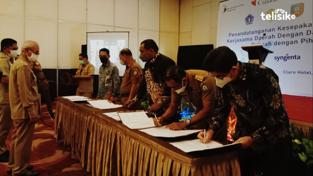 Proses penandatanganan perjanjian kerjasama daerah dan daerah (KSDD) serta kerjasama daerah dengan pihak ketiga (KSDPK) disaksikan langsung oleh Wakil Gubernur Sultra, Lukman Abunawas. Foto: Andi Irna Fitriani/Telisik