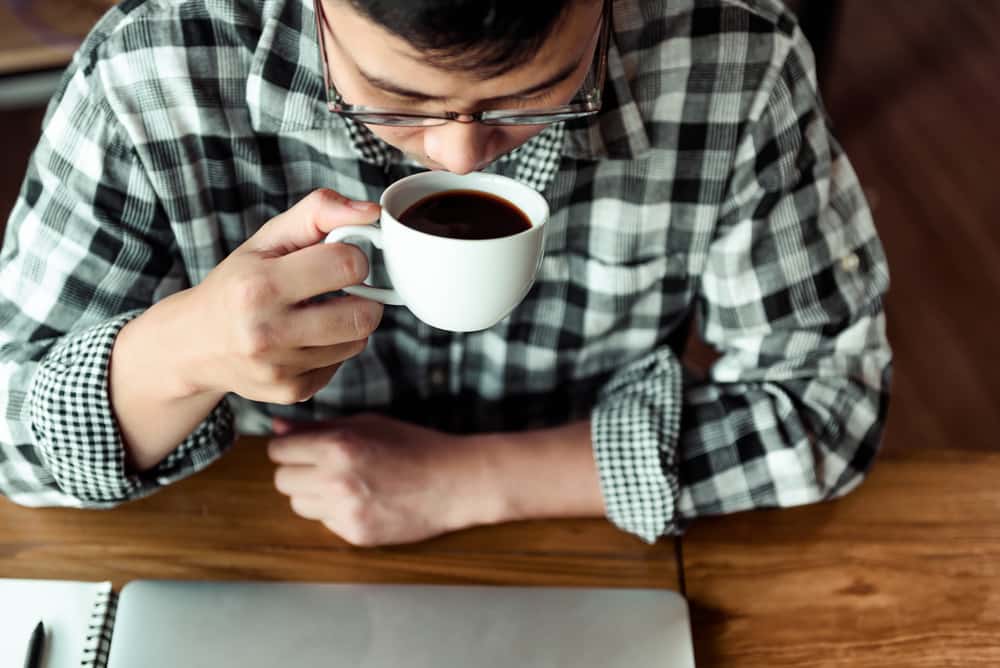 Minum kopi yang bisa hilangkan lemak perut. Foto: Repro Halosehat