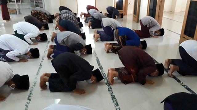 Mari persiapkan diri menghadapi dahsyatnya hari kiamat dengan memperbanyak ibadah dan amal shaleh lainnya. Foto: Repro Liputan6.com