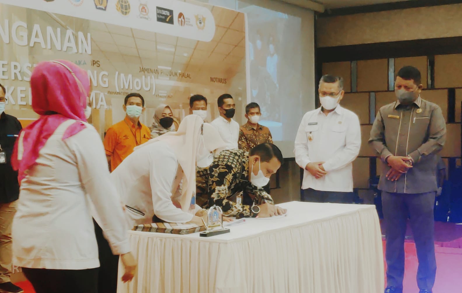 Penandatanganan Memorandum of Understanding (MoU) oleh, Direktur utama Bank Sultra, Abdul Latif (baju batik) disaksikan langsung oleh Wali Kota Kendari, Sulkarnain Kadir dan Ketua DPRD Kendari, H Subhan. Foto: Ist