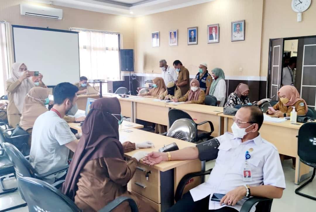 Kepala Balai Latihan Kerja, La Ode Haji Polondu saat melakukan vaksin tahap tiga. Foto: Ist