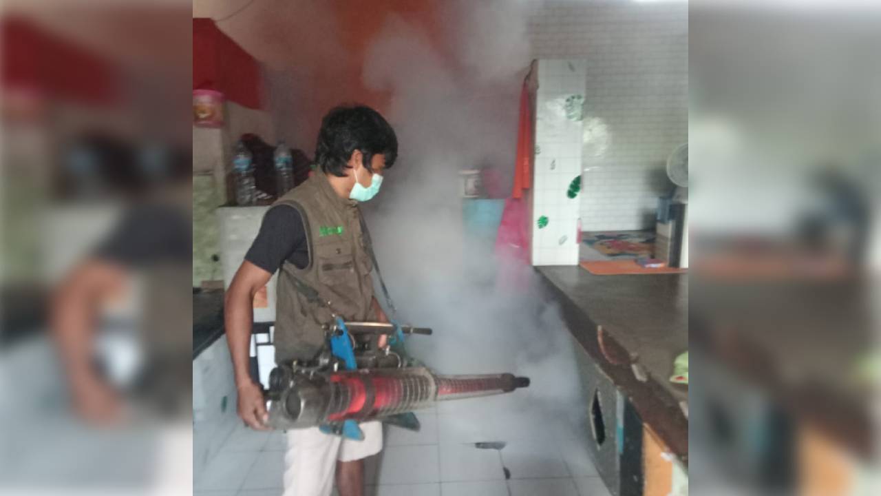 Suasana kegiatan pengasapan (fogging) di kamar hunian Rutan Kelas IIB Unaaha. Foto: Ist.