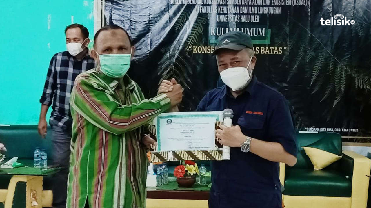 Dekan Fakultas Kehutanan dan Ilmu Lingkungan (FHIL) UHO Kendari, saat memberikan piagam kepada Direktur Jendral KSDAE Kementerian LHK RI, Wiratno. Foto: Andi Irna Fitriani/Telisik
