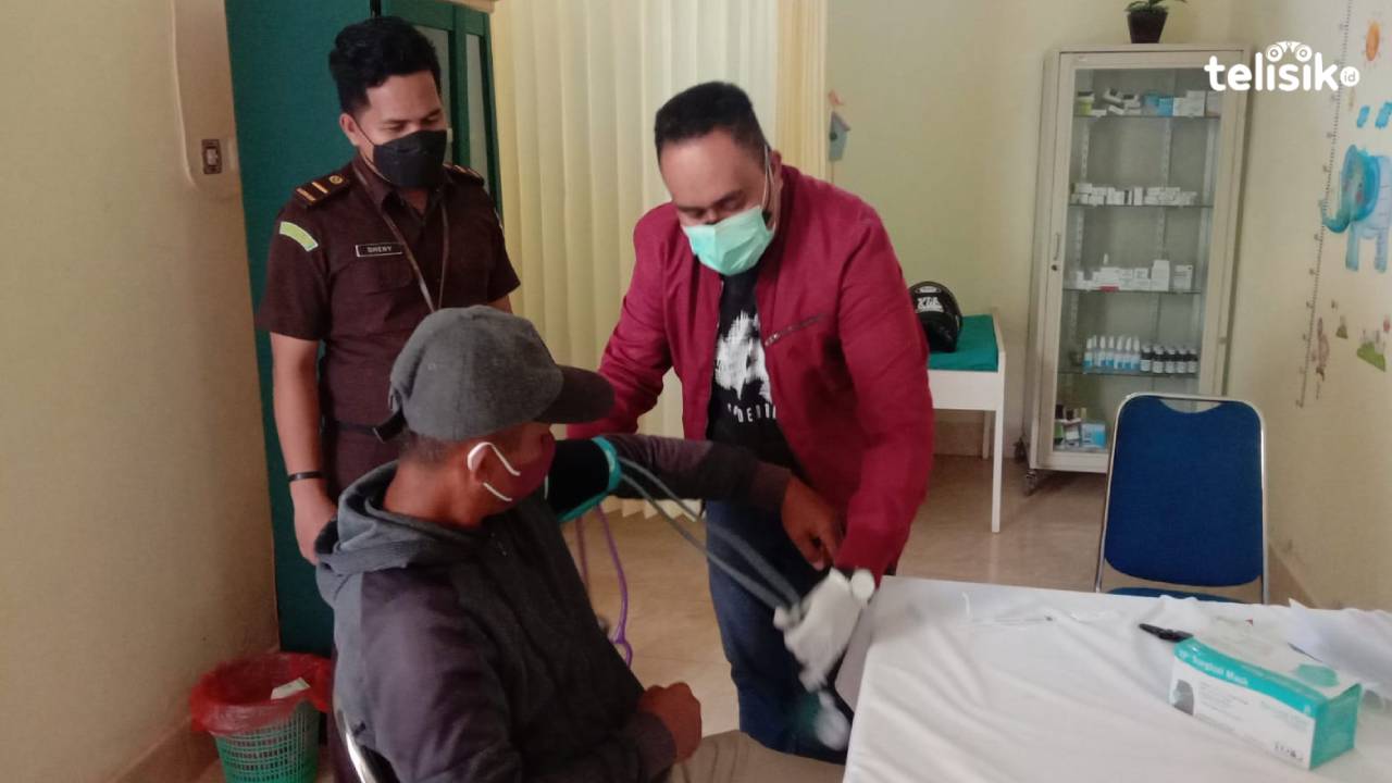 Tersangka, LA saat pemeriksaan kesehatan sebelum ditahan. Foto: Sunaryo/Telisik