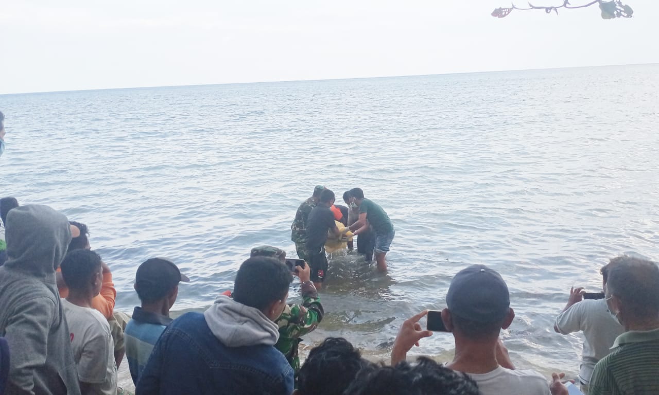Mayat terapung saat dievakuasi. Foto: Ist