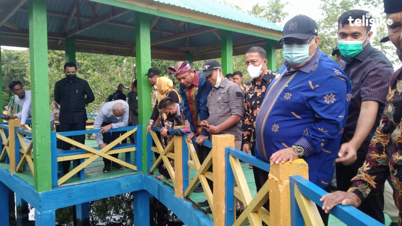Kunjungan Ali Mazi di pantai Lahonduru Wasuemba. Foto : Risman/telisik