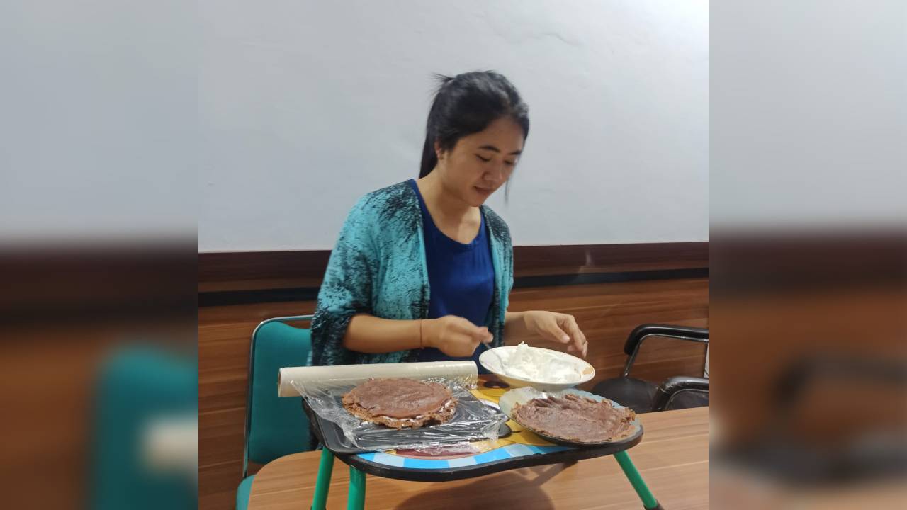 Luh Nyoman Didi Triutami saat membuat milles crepe cake. Foto: Ist.