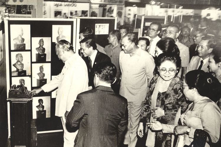 Presiden Soeharto memberikan sambutan pada Hari Pers Nasional di Hall C Pekan Raya Jakarta, pada 9 Februari 1985. Tampak Menpen Harmoko mendampingi Presiden Soeharto. Foto: Repro notif.id