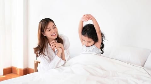 Membangunkan anak di pagi hari. Foto: Sehatq.com