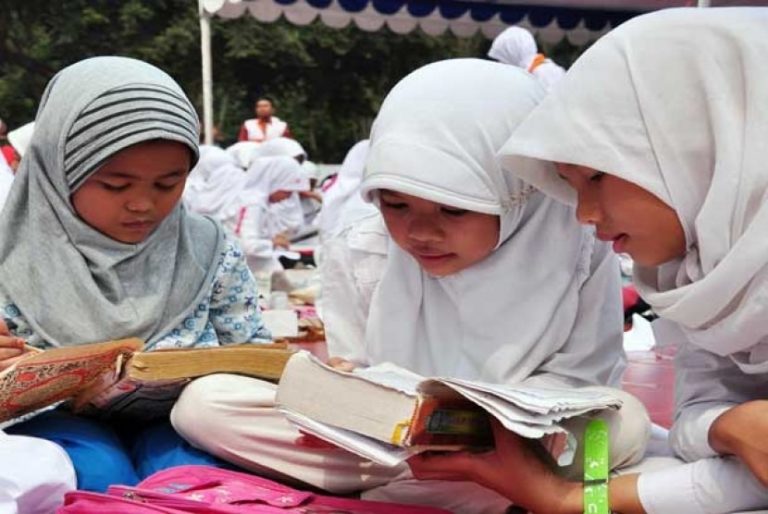 Dalam Islam, menuntut ilmu termasuk amal mulia dan merupakan tanda dari kebaikan. Foto: Repro islami.co