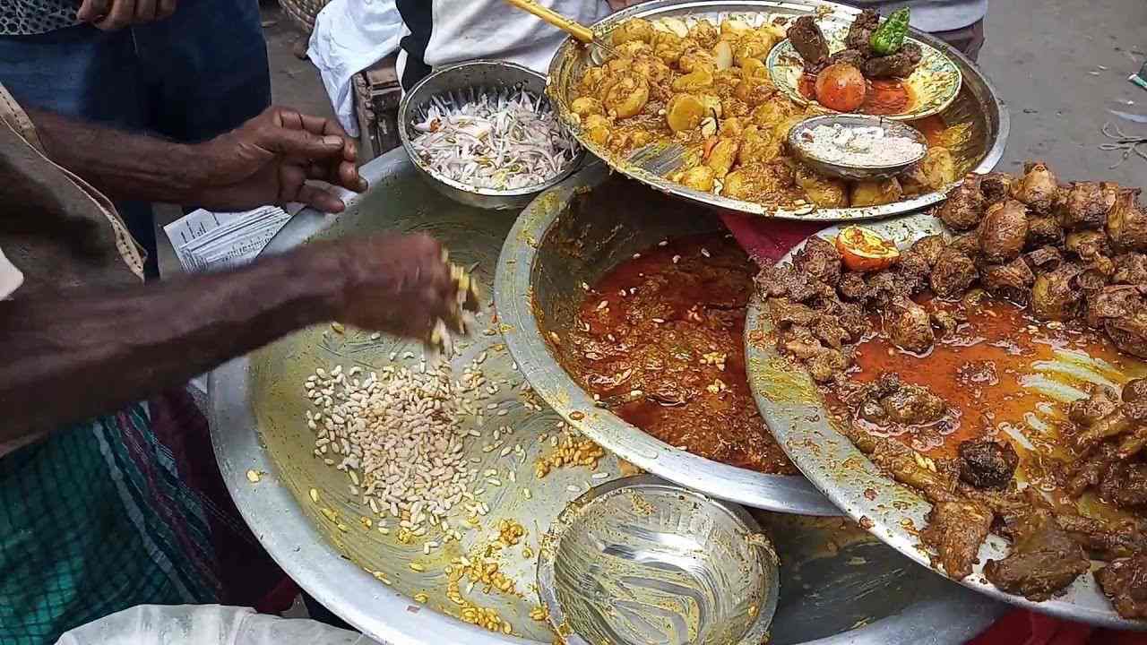 Jhal muri salah satu makanan khas India yang diolah pakai tangan telanjang. Foto: Repro YouTube Street Food