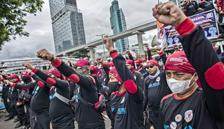 Sejumlah buruh demo. Foto: Repro populis.id
