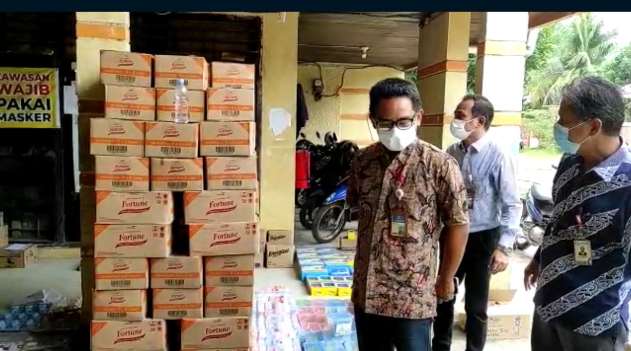 Tim Ombudsman Sumut bersama KPPU sidak di gudang minyak goreng. Foto: Dokumentasi Ombudsman Sumut