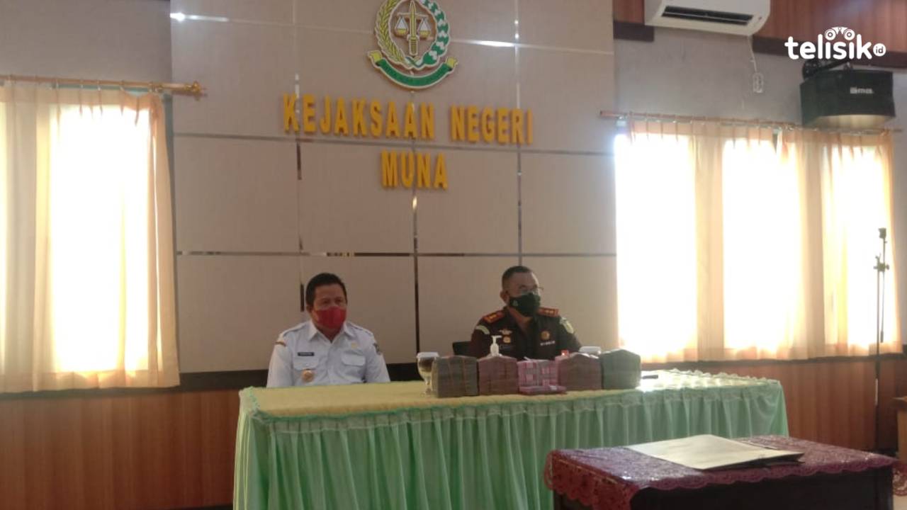 Kajari Muna, Agustinus Baka Tangdililing bersama Bupati, LM Rusman Emba saat penyerahan uang kelebihan pembayaran proyek. Foto : Sunaryo/Telisik
