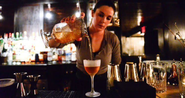 Ilustrasi wanita bartender yang bekerja di malam hari. Foto: Repro firstwefeast.com