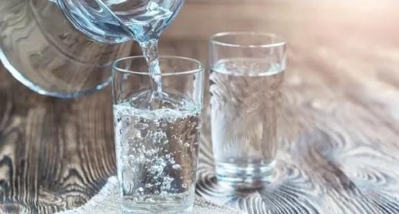 Begitu besar keutamaan memberikan atau bersedekah air minum kepada orang yang sedang membutuhkan, baik kepada sesama manusia maupun binatang. Foto: Repro Islampos.com