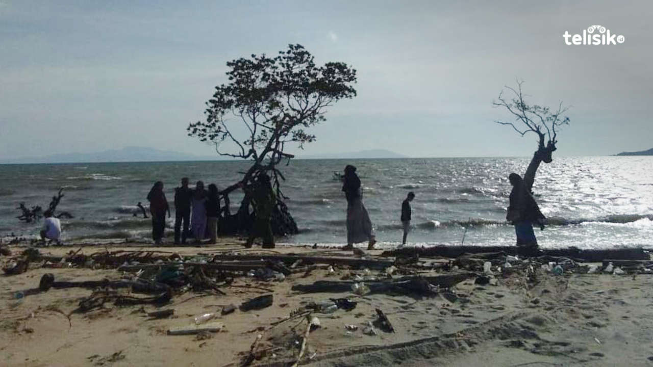 Keadaan  lingkungan pantai Pajala saat ini yang dipenuhi tumpukan sampah. Putri Wulandari/Telisik