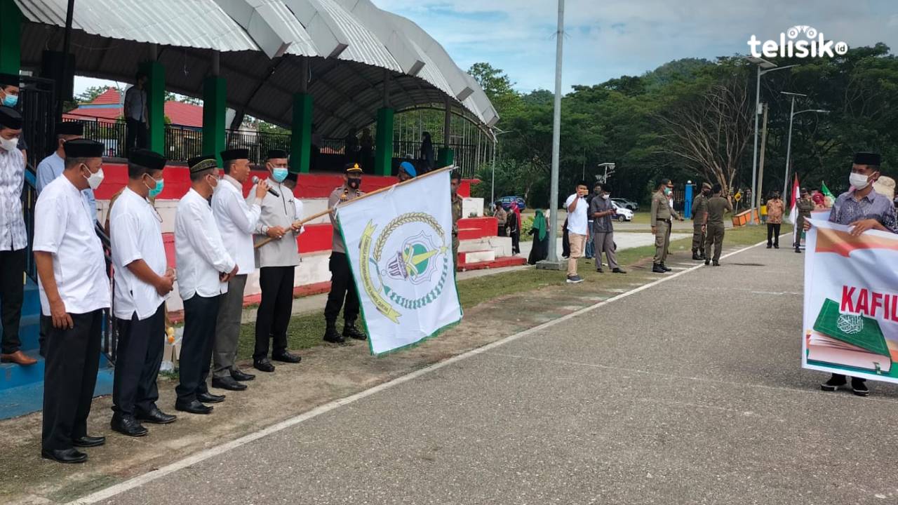 Wakil Bupati Kolaka Utara, H. Abbas, SE melepas peserta pawai ta'aruf MTQ XVI tingkat kabupaten di Lapangan Aspirasi Lasusua. Foto: Muh. Risal H/Telisik