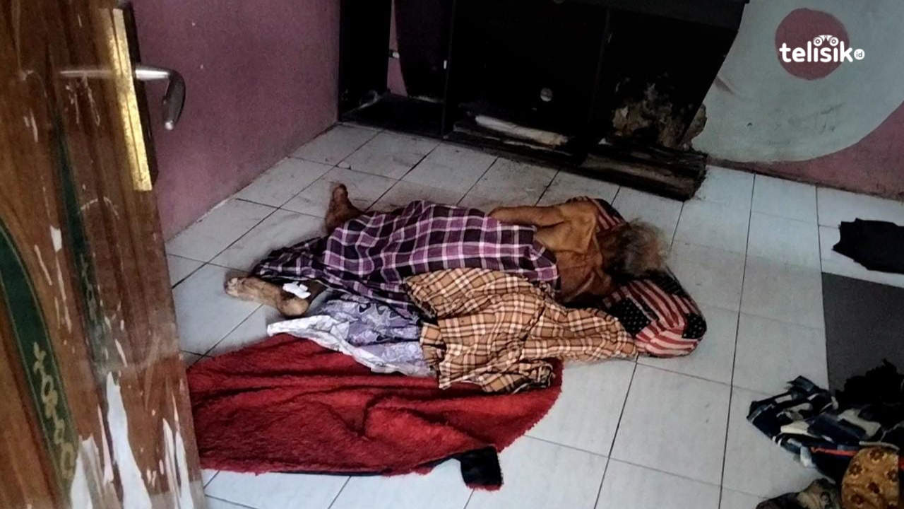 Mayat ANJ (83) tergelatak di lantai kamar di sebuah indekos Kelurahan Watu-Watu, Kecamatan Kendari Barat, Kota Kendari, Kamis (24/2/2022). Foto: Andi May/Telisik