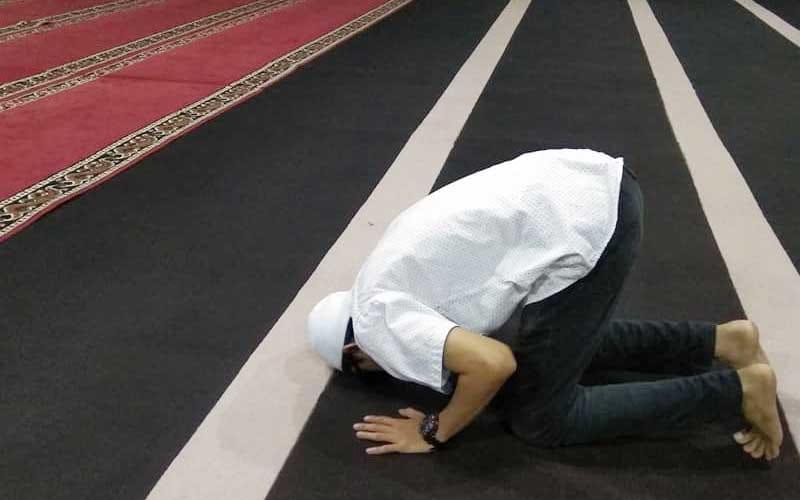 Menahan kentut saat salat, apakah tak masalah bila kita tetap melanjutkan salat atau harus dibatalkan? Foto: Repro Islampos.com