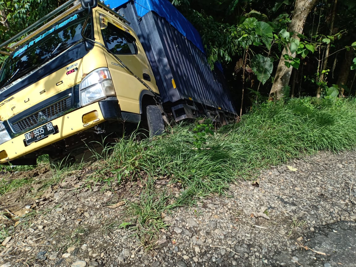 Kondisi mobil bermuatan sembako usai terperosok ke sisi kanan bahu jalan. Foto: Polsek Tolala