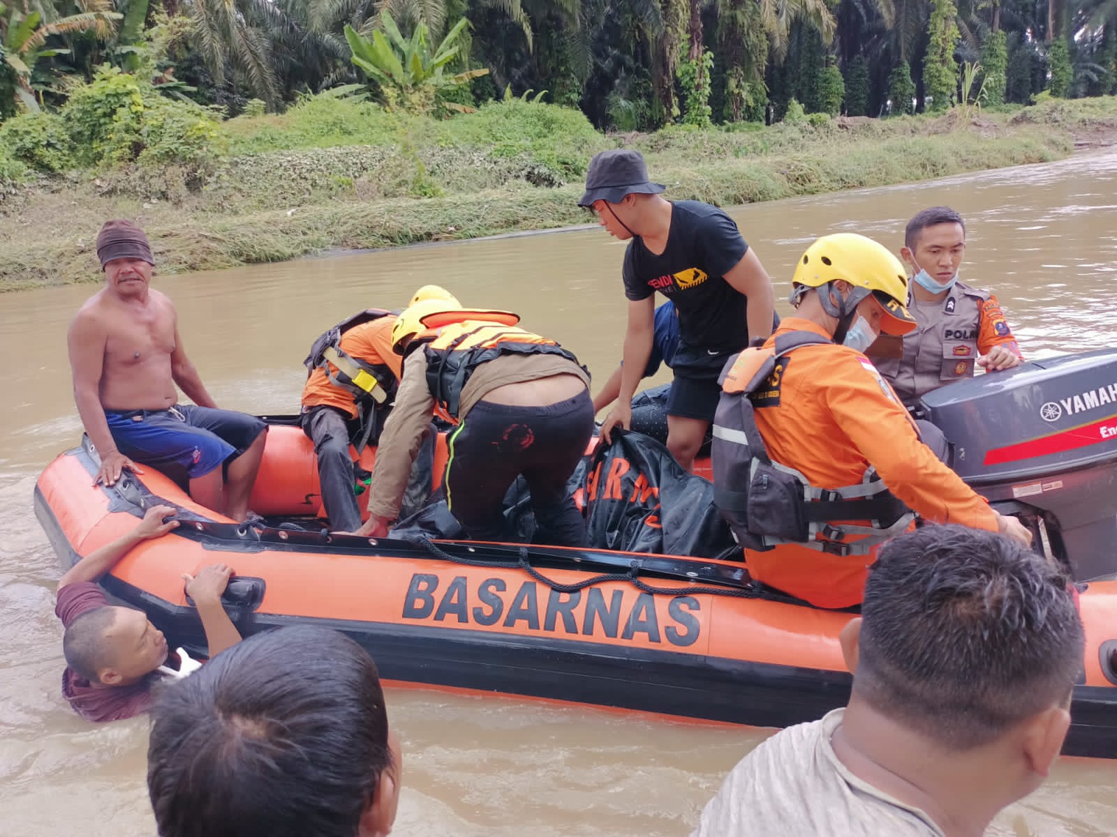 Tim SAR gabungan melakukan pencarian korban mobil hanyut. Foto: Humas SAR Medan